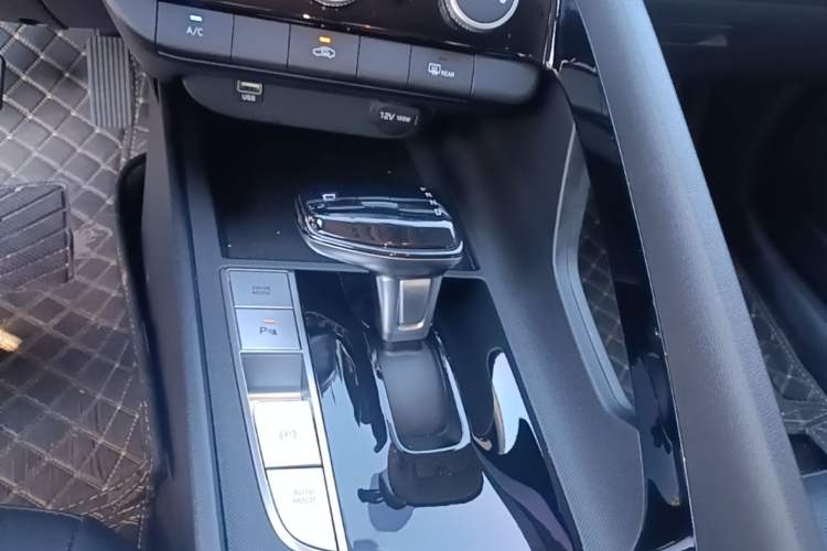 Used Hyundai Elantra 2023 1.5L CVT GLX Elite Edition Gear Lever