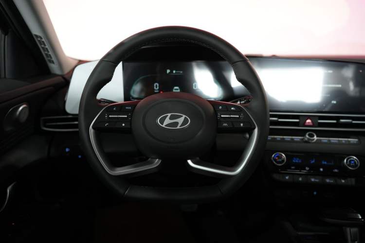 Used Hyundai Elantra 2023 1.5L CVT LUX Prestige Edition Interior 2