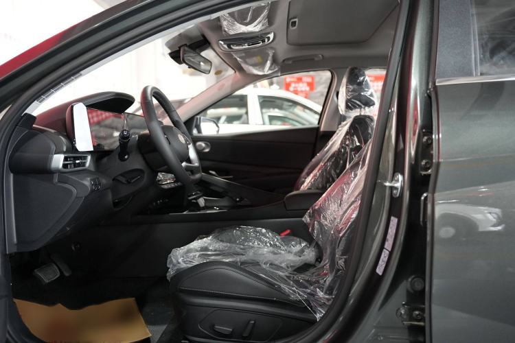 Used Hyundai Elantra 2023 1.5L CVT LUX Prestige Edition Interior 4