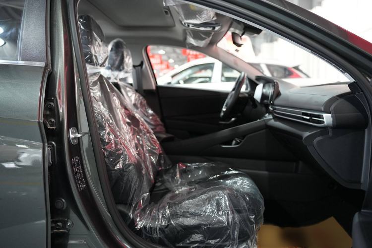 Used Hyundai Elantra 2023 1.5L CVT LUX Prestige Edition Interior 7
