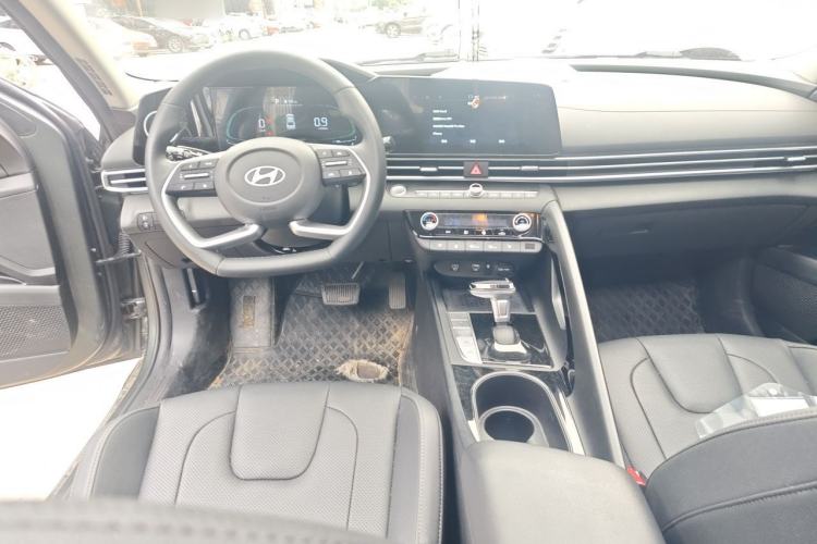 Used Hyundai Elantra 2023 1.5L CVT LUX Prestige Edition Center Console