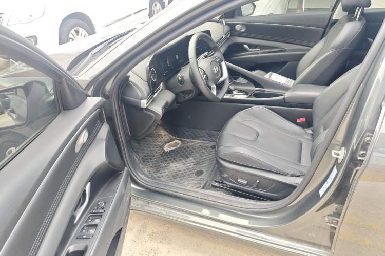 Used Hyundai Elantra 2023 1.5L CVT LUX Prestige Edition Driver Seat