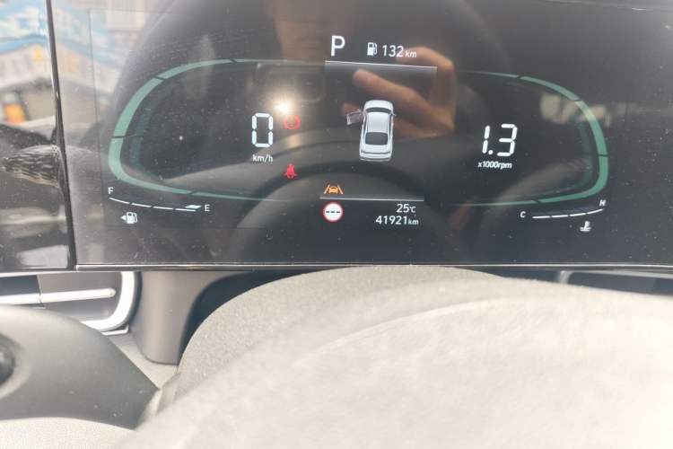 Used Hyundai Elantra 2023 1.5L CVT LUX Prestige Edition Odometer Close Up