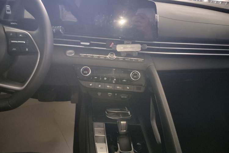 Used Hyundai Elantra 2023 1.5L CVT LUX Prestige Edition Audio And AC Panel