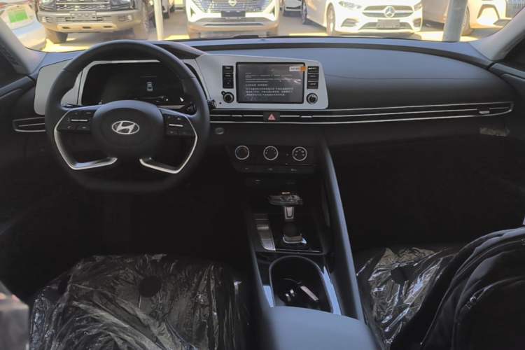 Used Hyundai Elantra 2023 1.5L CVT GLX Elite Edition Center Console