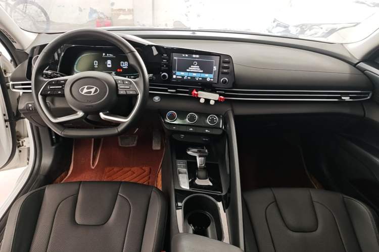 Used Hyundai Elantra 2023 1.5L CVT GLX Elite Edition Center Console