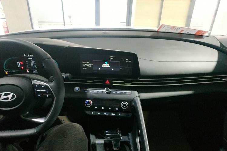 Used Hyundai Elantra 2023 1.5L CVT LUX Prestige Edition Center Console
