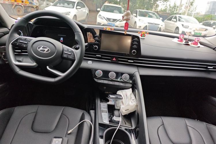 Used Hyundai Elantra 2023 1.5L CVT GLX Elite Edition Center Console