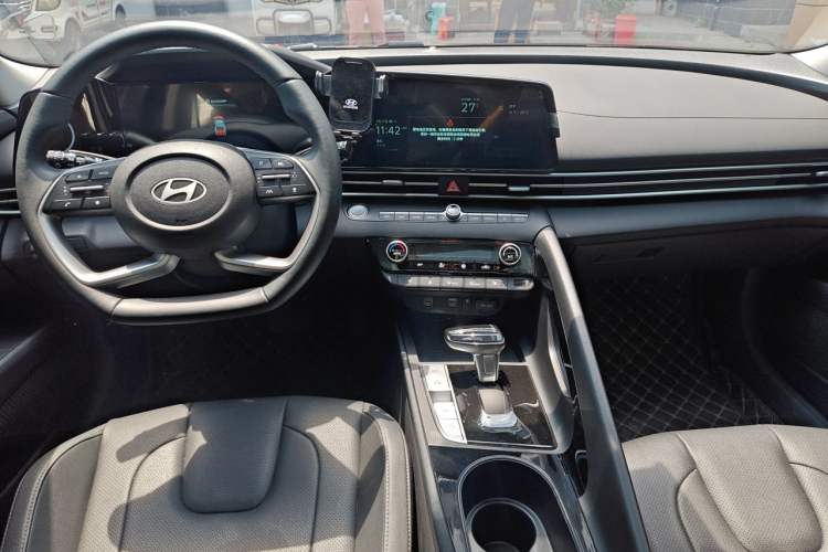 Used Hyundai Elantra 2023 1.5L CVT LUX Prestige Edition Center Console