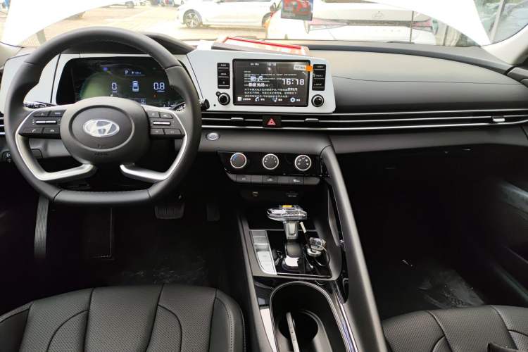 Used Hyundai Elantra 2023 1.5L CVT GLX Elite Edition Center Console