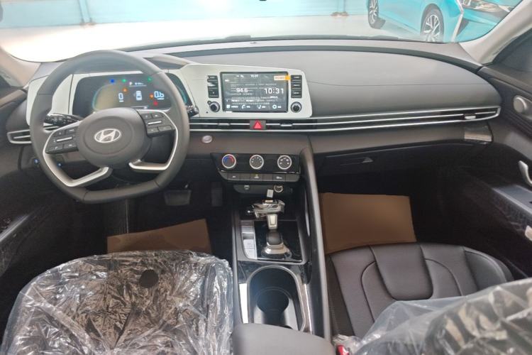 Used Hyundai Elantra 2023 1.5L CVT GLX Elite Edition Center Console