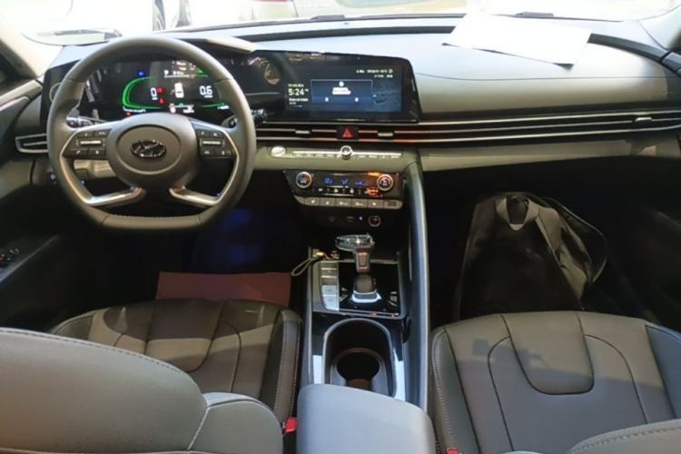 Used Hyundai Elantra 2023 1.5L CVT LUX Prestige Edition Center Console