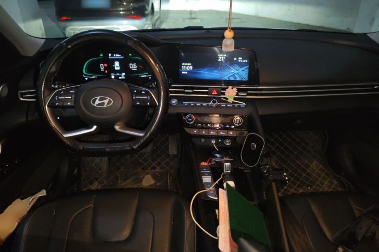 Used Hyundai Elantra 2023 1.5L CVT LUX Prestige Edition Center Console