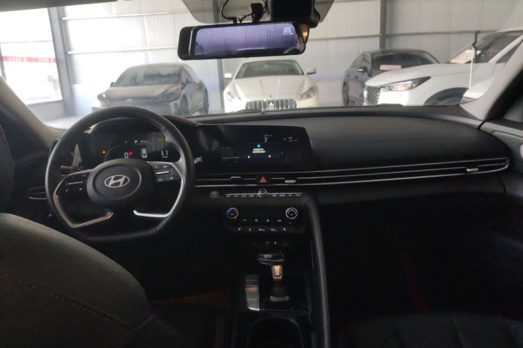 Used Hyundai Elantra 2023 1.5L CVT LUX Prestige Edition Center Console