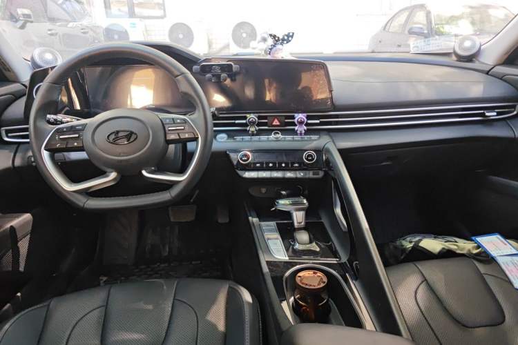 Used Hyundai Elantra 2023 1.5L CVT LUX Prestige Edition Center Console