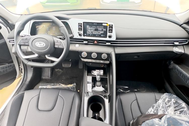 Used Hyundai Elantra 2023 1.5L CVT GLX Elite Edition Center Console