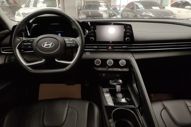 Used Hyundai Elantra 2023 1.5L CVT GLX Elite Edition Center Console
