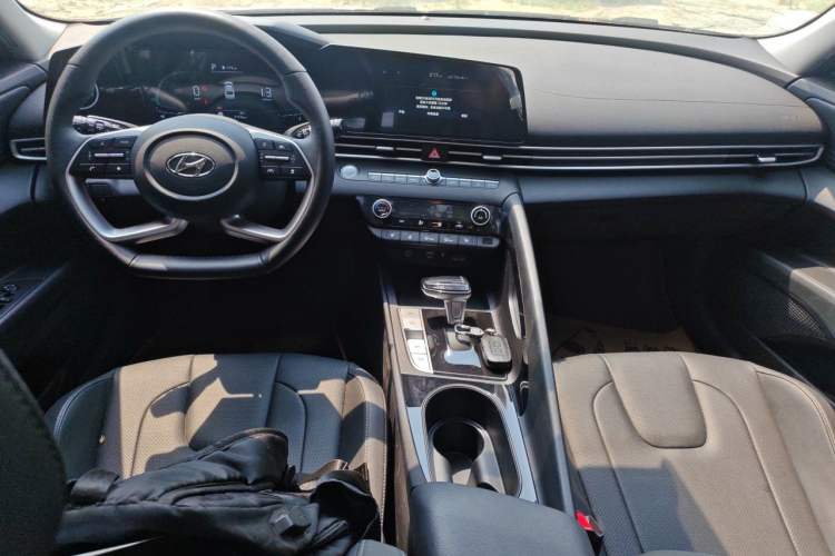 Used Hyundai Elantra 2023 1.5L CVT LUX Prestige Edition Center Console