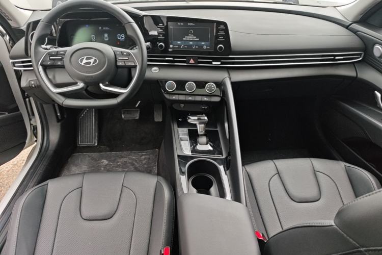 Used Hyundai Elantra 2023 1.5L CVT GLX Elite Edition Center Console