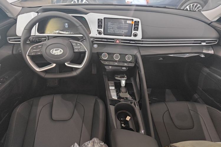 Used Hyundai Elantra 2023 1.5L CVT GLX Elite Edition Center Console