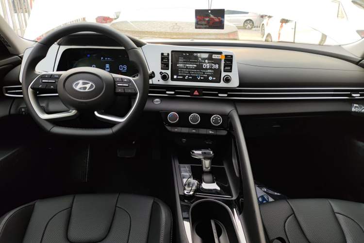 Used Hyundai Elantra 2023 1.5L CVT GLX Elite Edition Center Console