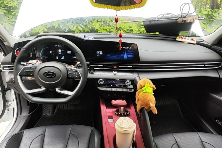 Used Hyundai Elantra 2023 1.5L CVT LUX Prestige Edition Center Console