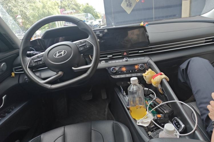 Used Hyundai Elantra 2023 1.5L CVT LUX Prestige Edition Center Console
