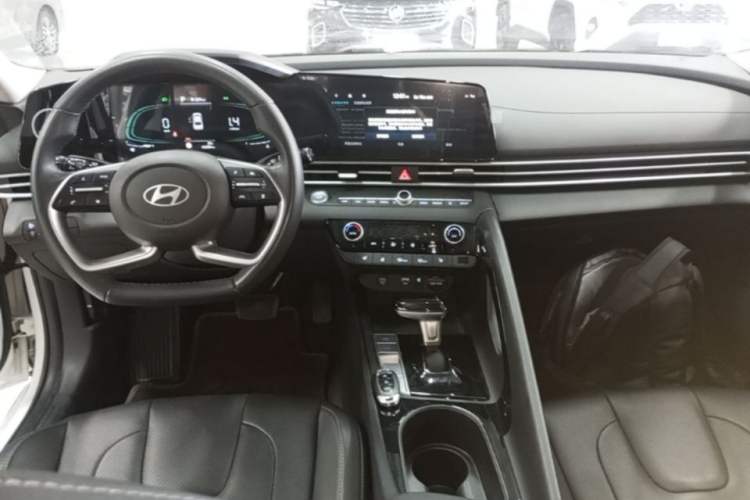 Used Hyundai Elantra 2023 1.5L CVT LUX Prestige Edition Center Console