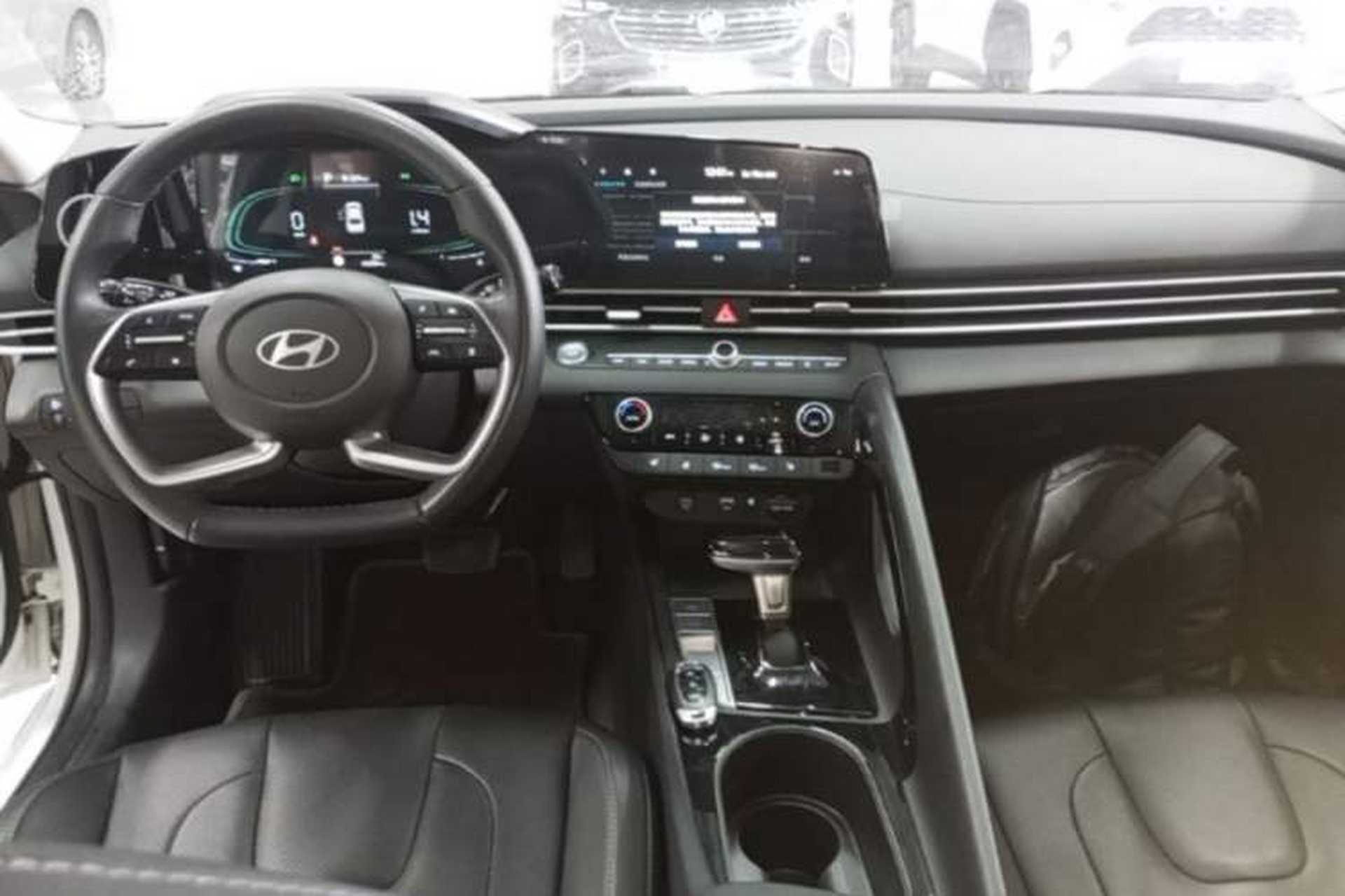 Used Hyundai Elantra 2023 1.5L CVT LUX Prestige Edition Center Console