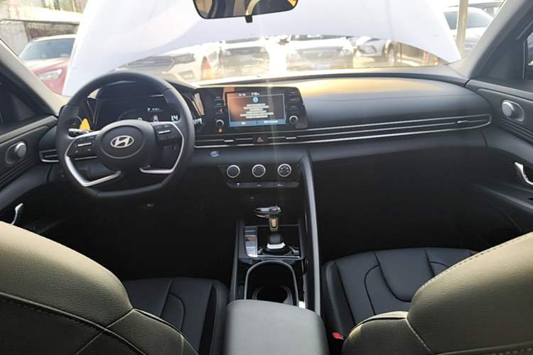 Used Hyundai Elantra 2023 1.5L CVT GLX Elite Edition Center Console