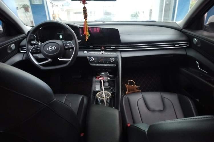 Used Hyundai Elantra 2023 1.5L CVT GLX Elite Edition Center Console