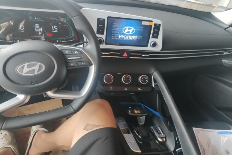 Used Hyundai Elantra 2023 1.5L CVT GLX Elite Edition Center Console