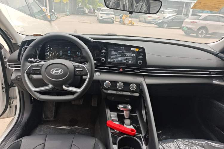 Used Hyundai Elantra 2023 1.5L CVT GLX Elite Edition Center Console