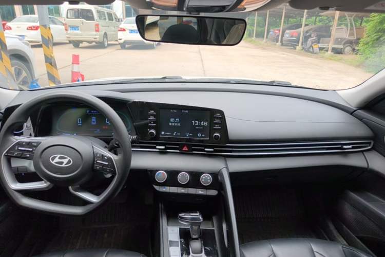 Used Hyundai Elantra 2023 1.5L CVT GLS Leading Edition Center Console