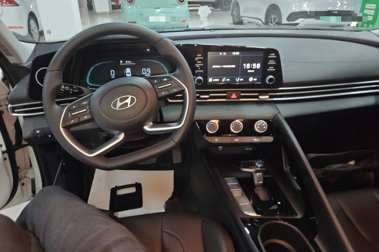 Used Hyundai Elantra 2023 1.5L CVT GLX Elite Edition Center Console