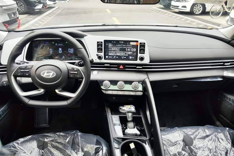 Used Hyundai Elantra 2023 1.5L CVT GLX Elite Edition Center Console