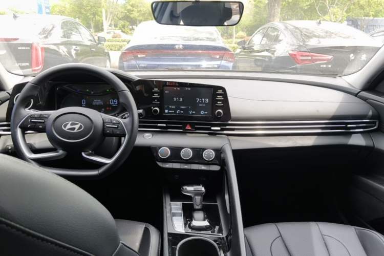Used Hyundai Elantra 2023 1.5L CVT GLX Elite Edition Center Console