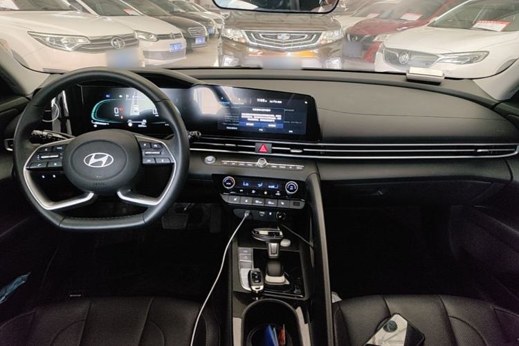 Used Hyundai Elantra 2023 1.5L CVT LUX Prestige Edition Center Console