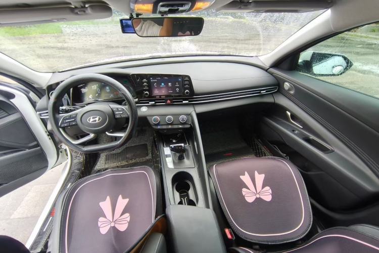 Used Hyundai Elantra 2023 1.5L CVT GLX Elite Edition Center Console