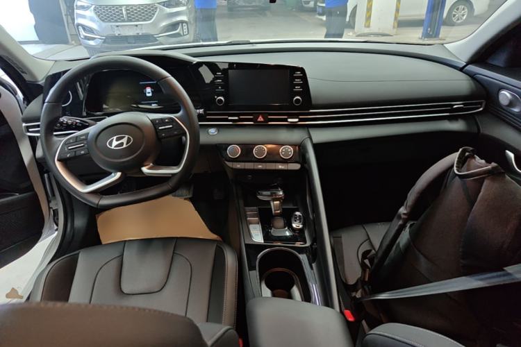 Used Hyundai Elantra 2023 1.5L CVT GLX Elite Edition Center Console
