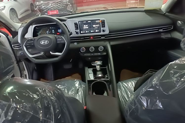 Used Hyundai Elantra 2023 1.5L CVT GLX Elite Edition Center Console