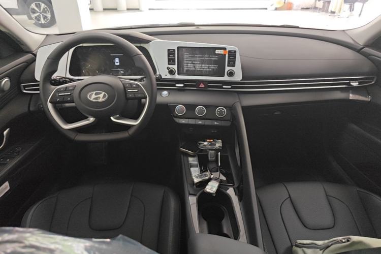 Used Hyundai Elantra 2023 1.5L CVT GLX Elite Edition Center Console