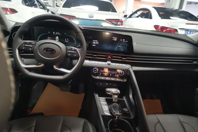 Used Hyundai Elantra 2023 1.5L CVT LUX Prestige Edition Center Console