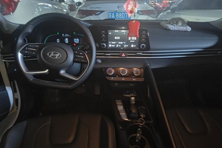 Used Hyundai Elantra 2023 1.5L CVT GLX Elite Edition Center Console