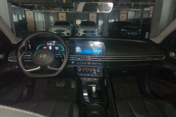 Used Hyundai Elantra 2023 1.5L CVT LUX Prestige Edition Center Console