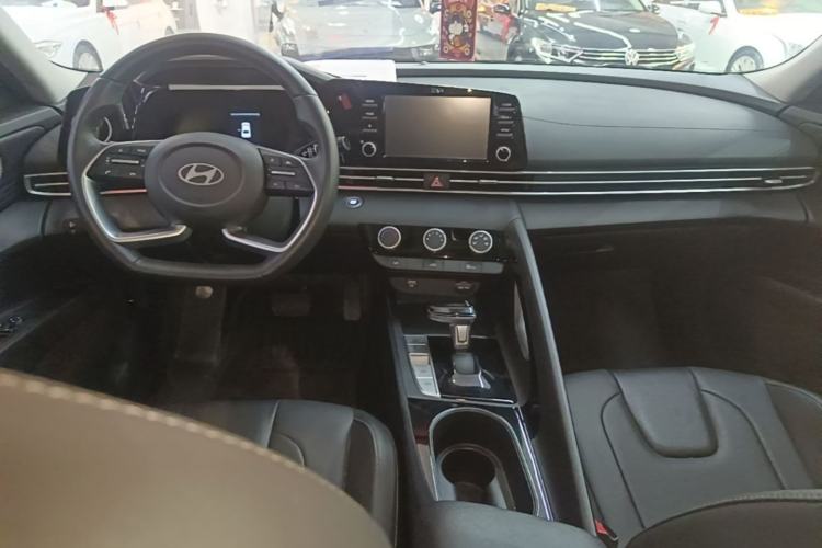 Used Hyundai Elantra 2023 1.5L CVT GLX Elite Edition Center Console