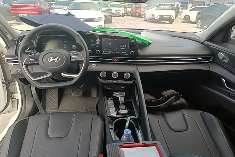 Used Hyundai Elantra 2023 1.5L CVT GLX Elite Edition Center Console