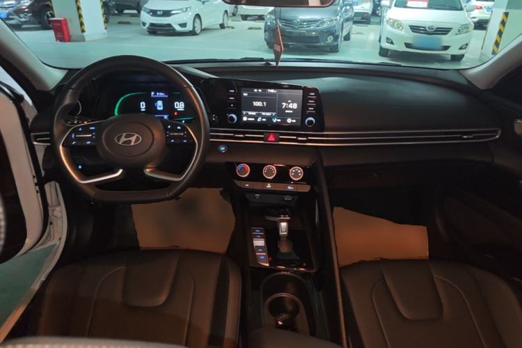 Used Hyundai Elantra 2023 1.5L CVT GLX Elite Edition Center Console