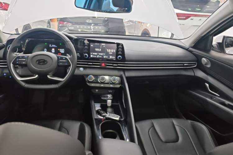 Used Hyundai Elantra 2023 1.5L CVT GLX Elite Edition Center Console