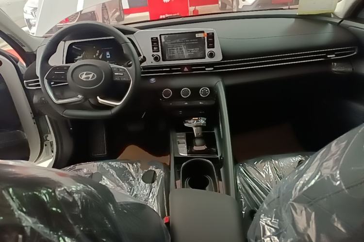 Used Hyundai Elantra 2023 1.5L CVT GLX Elite Edition Center Console